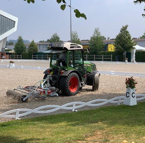 równiarka do podłoży jeździeckich